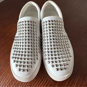 Steve Madden Torid White Sneakers with Silver Studs Womens Size 8 Slip On Shoes